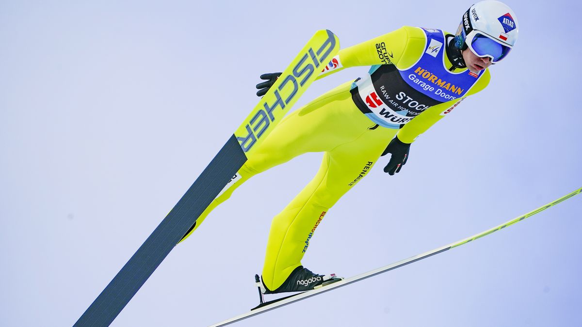 epa09805803 Kamil Stoch from Poland in the first round during the Mens HS 240 RAW AIR tournament as part of the FIS Ski Jumping World Cup in Holmenkollen, Oslo, Norway, 06 March 2022.  EPA/Terje Bendiksby  NORWAY OUT Dostawca: PAP/EPA.