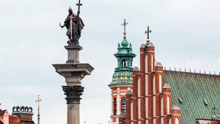 Na Kolumnie Zygmunta zawisł biało-czerwony szalik