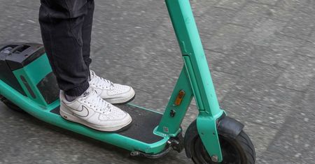 Zderzenie hulajnóg elektrycznych w Kutnie. Nie żyje 52-latek