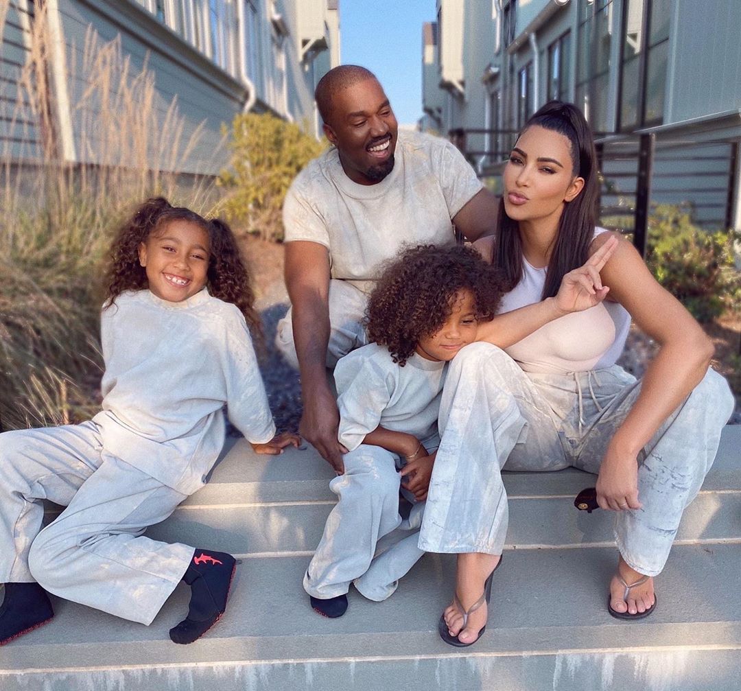 Kim Kardashian na rodzinnej fotografii