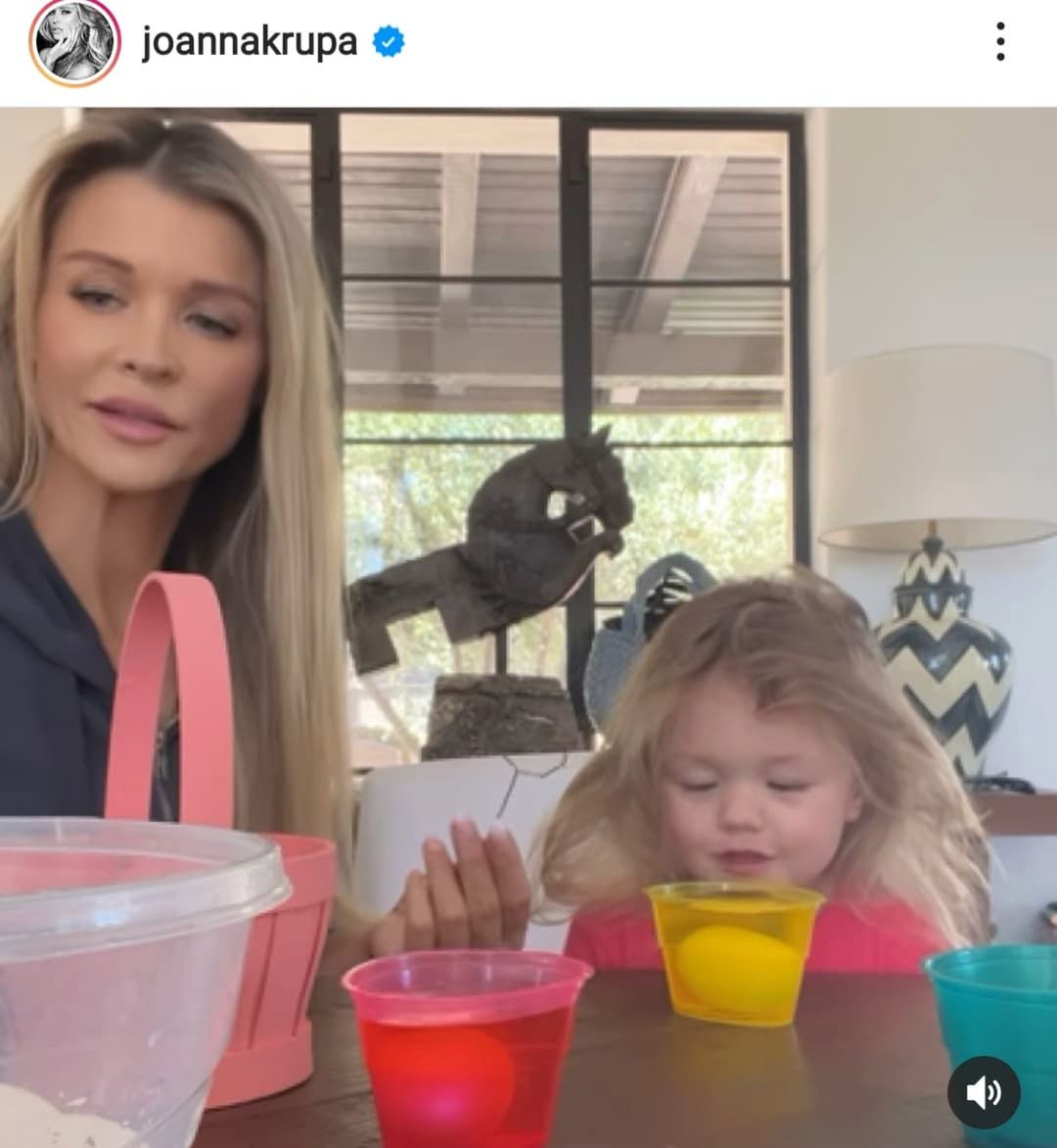 Joanna Krupa i Asha farbują jajka