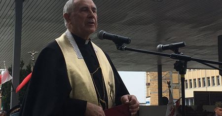 Ksiądz zwrócił dziecku uwagę. Wierny odpowiedział mu na cały kościół
