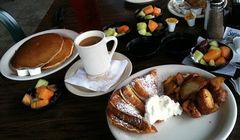 Śniadanie po polsku - pieczywo, herbata, wędlina i ser (badanie)