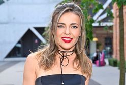 Edyta Herbuś pozuje na plaży. Wiatr niemal porwał jej bluzkę