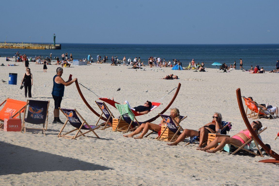 Upalna pogoda ściągnęła do Łeby plażowiczów
