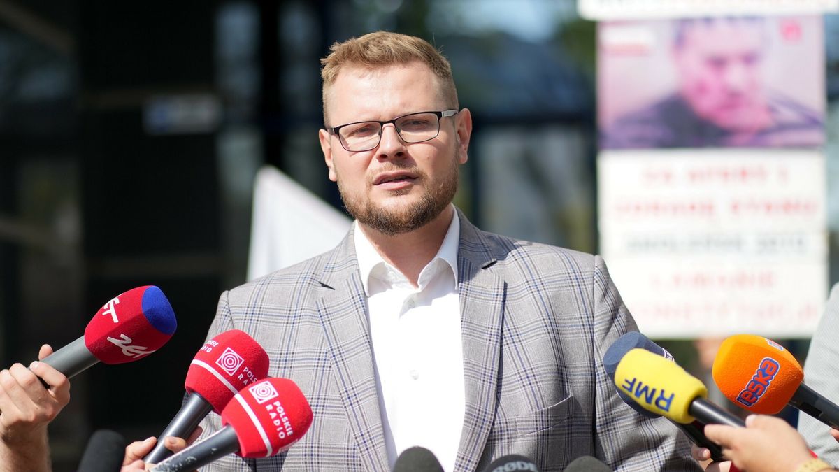 Micha? Wo? przed Prokuratur? Krajow?
Fot. Aliaksandr Valodzin/East News, Warszawa, 26.08.2024. Konferencje prasowa Michala Wosia (n/z) przed Prokuratura Krajowa na Postepu.
Aliaksandr Valodzin