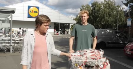 Brytyjczycy zrobili zakupy w Polsce. Zdziwili się przy kasie