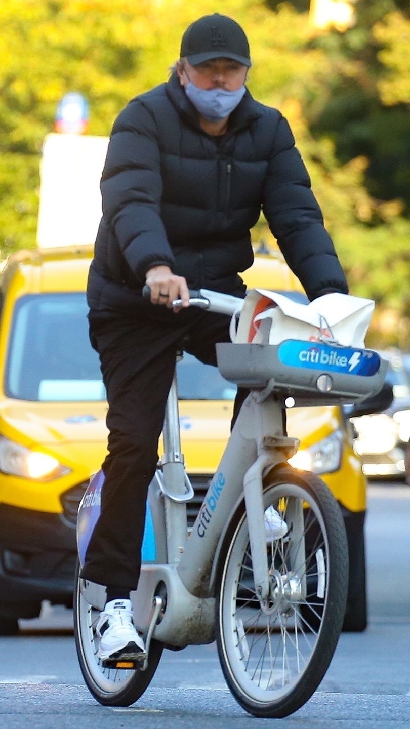 Leonardo DiCaprio z ukochaną i bratanicą na rowerach
