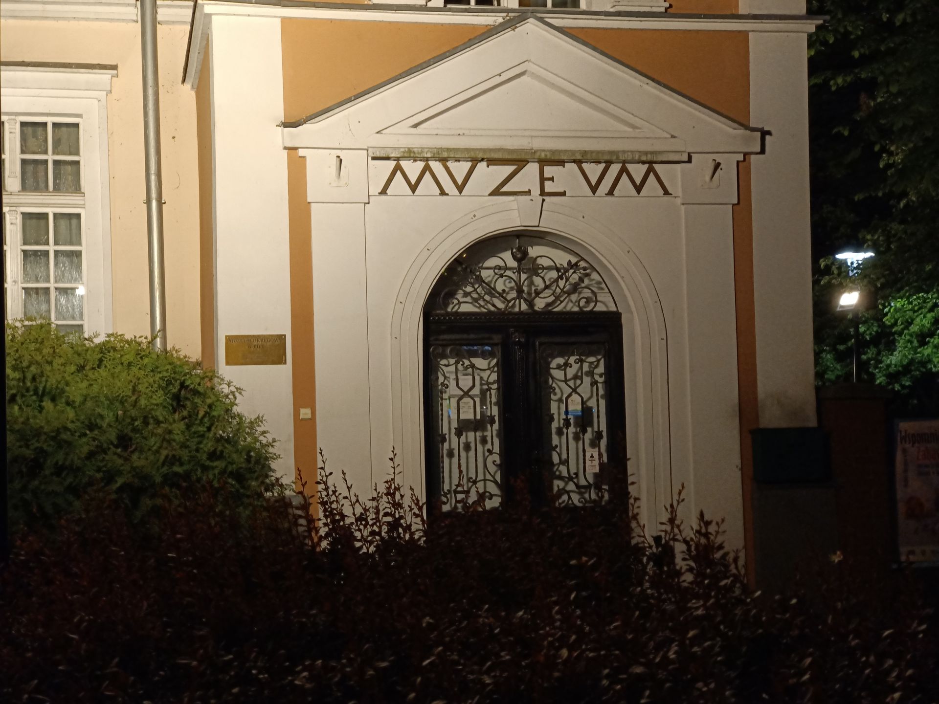 Taniej, ale i bardziej nijako. Test OPPO Reno 3 47