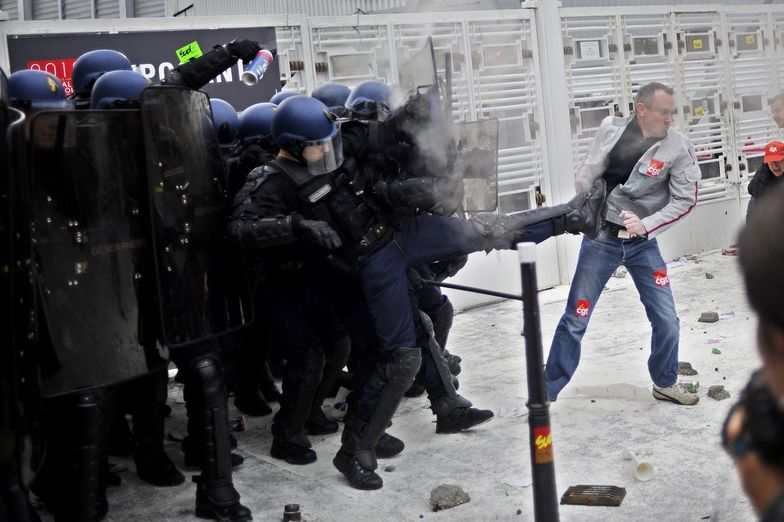 Protesty w Paryżu przeciw bezrobociu, starcia z policją