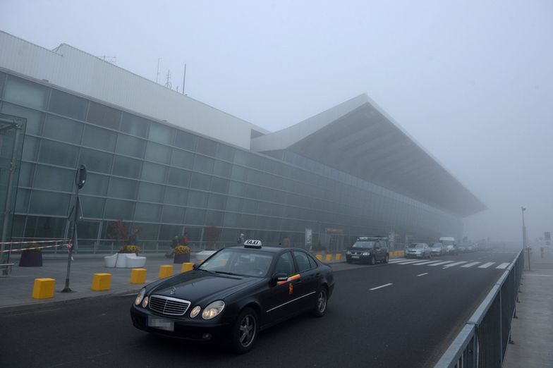 Sytuacja na lotniskach w Polsce. Mgła uniemożliwia lądowanie