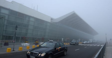 Mgła utrudnia lądowania na warszawskim lotnisku Chopina