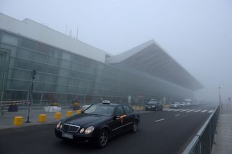 Mgła utrudnia lądowania na warszawskim lotnisku Chopina