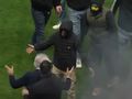 Sytuacja wymknęła się spod kontroli. 74-letni trener starł się z kibolami [WIDEO]