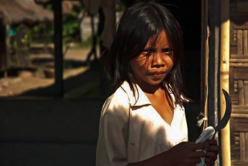 Dziewczynka w żółtej sukience