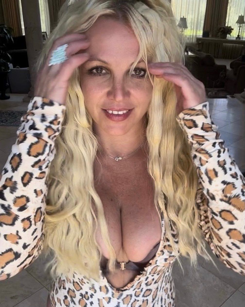 Britney Spears wymachuje nożami. Fani: "Zabierzcie jej psy"