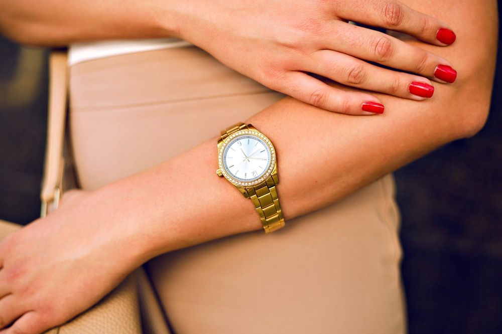 Zegarek damski na bransolecie to luksusowy dodatek, za który nie zawsze trzeba dużo zapłacić...