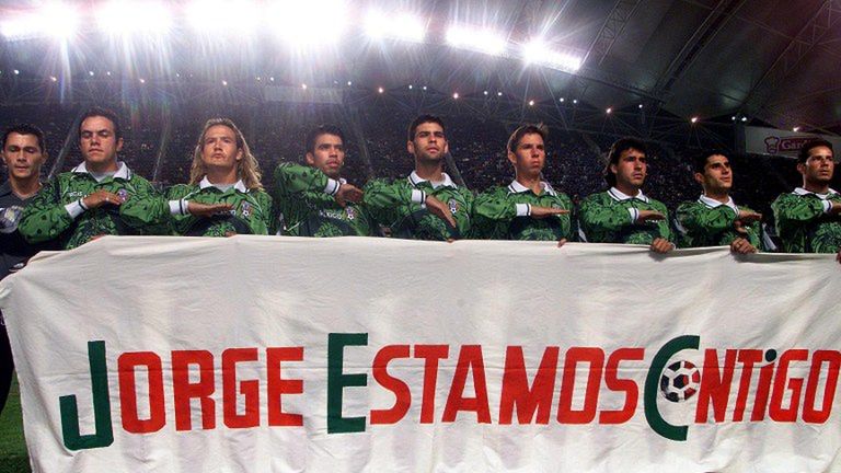 Reprezentacja Meksyku wspierająca Jorge Camposa (podczas porwania jego ojca)