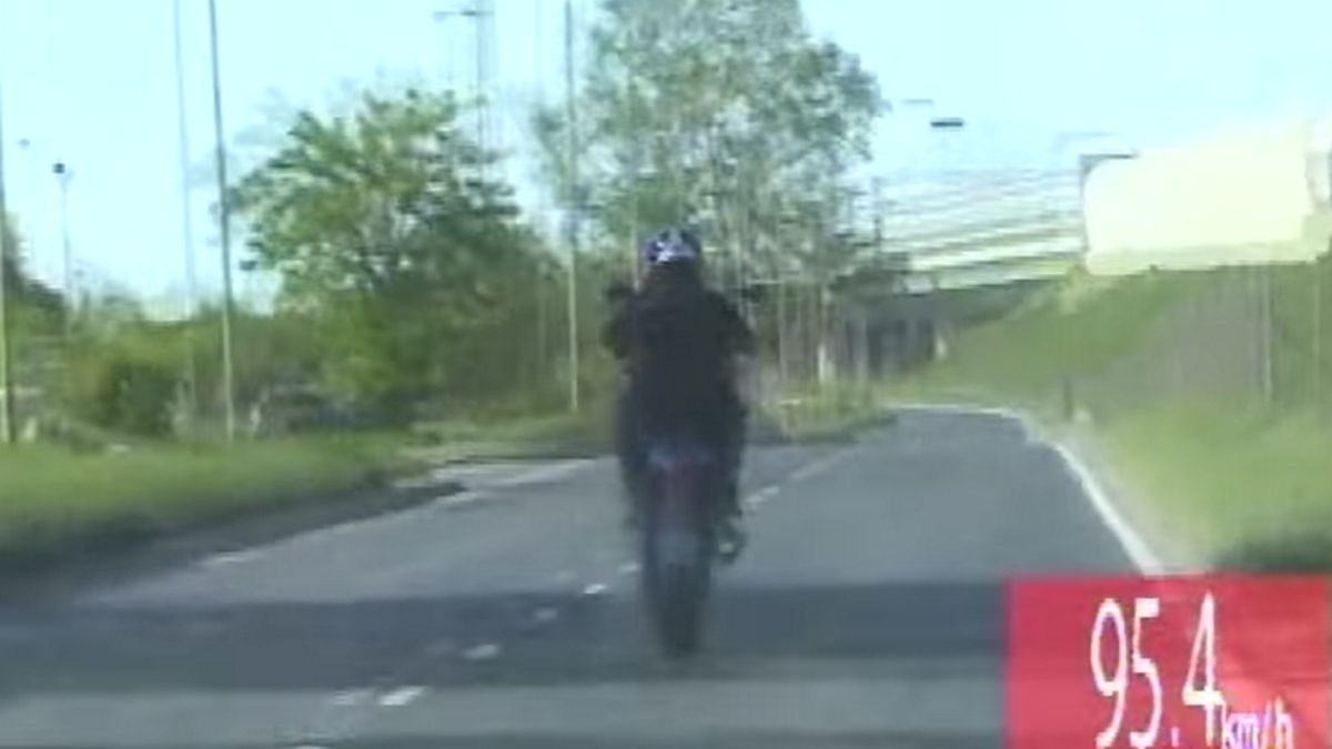 Motocyklista jechał nawet na jednym kole