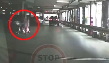 Kobieta szła z wózkiem. "Nie wjedzie pan". Sceny na parkingu