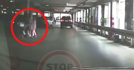 Kobieta szła z wózkiem. "Nie wjedzie pan". Sceny na parkingu