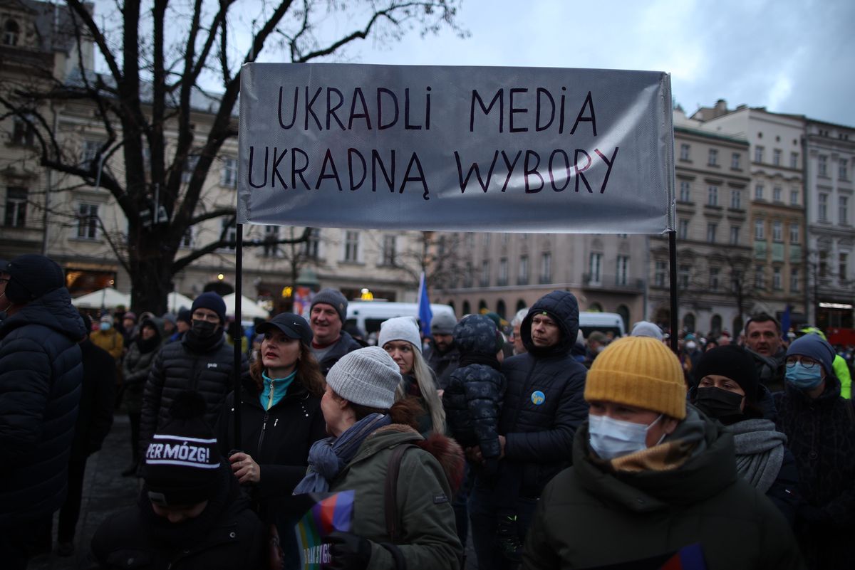 Protesty po przyjęciu "lex TVN" przez Sejm
