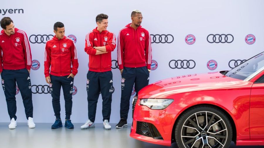 Mats Hummels, Thiago Alcantara, Robert Lewandowski i Jerome Boateng na spotkaniu w siedzibie Audi