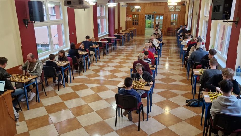 Szachowe Grand Prix Legnica: (mat prasowy)