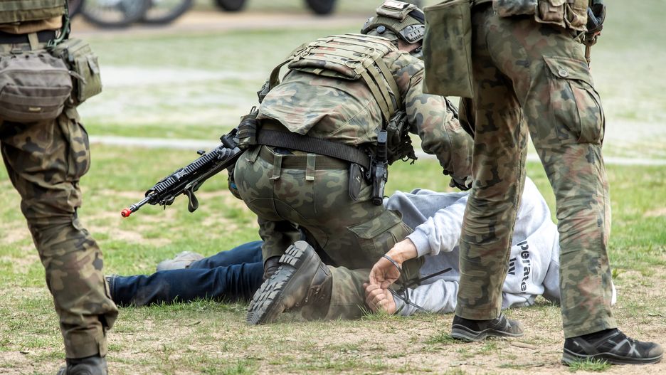 Uczestnicy pokazu dynamicznego wykorzystania współpracy między WOT a leśnikami w Centrum Szkolenia Strzeleckiego Lasów Państwowych w Plaskoszu