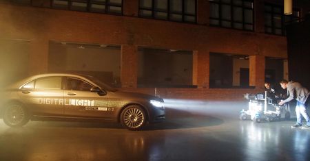 Nowe reflektory Mercedesa wyświetlą znaki na drodze