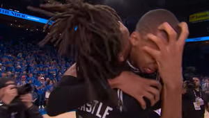 Aż chwycił się za twarz. Wzruszenie i wielkie emocje 22-letniej gwiazdy NBA