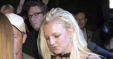 Britney nadal podrywa kelnera. Jego matka jest zachwycona!