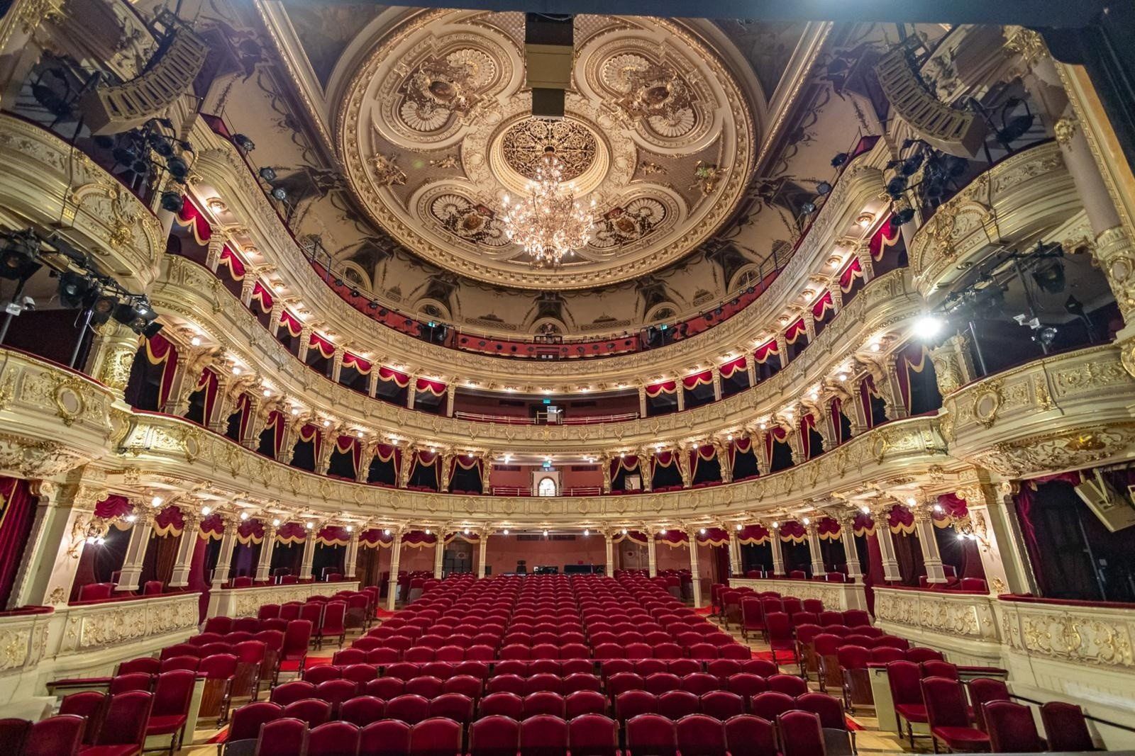 Aby zbudować teatr, trzeba było jednak wyburzyć stojącą tu średniowieczną zabudowę zakonu duchaków wraz z kościołem. Ten pomysł podzielił krakowian