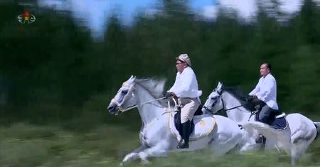 Kim Dzong Un na koniu na tle zachodu Słońca. Powstał dokument o przywódcy