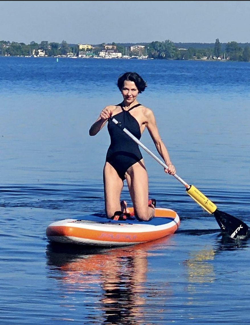 Anna Popek pręży się nad wodą w kostiumie kąpielowym