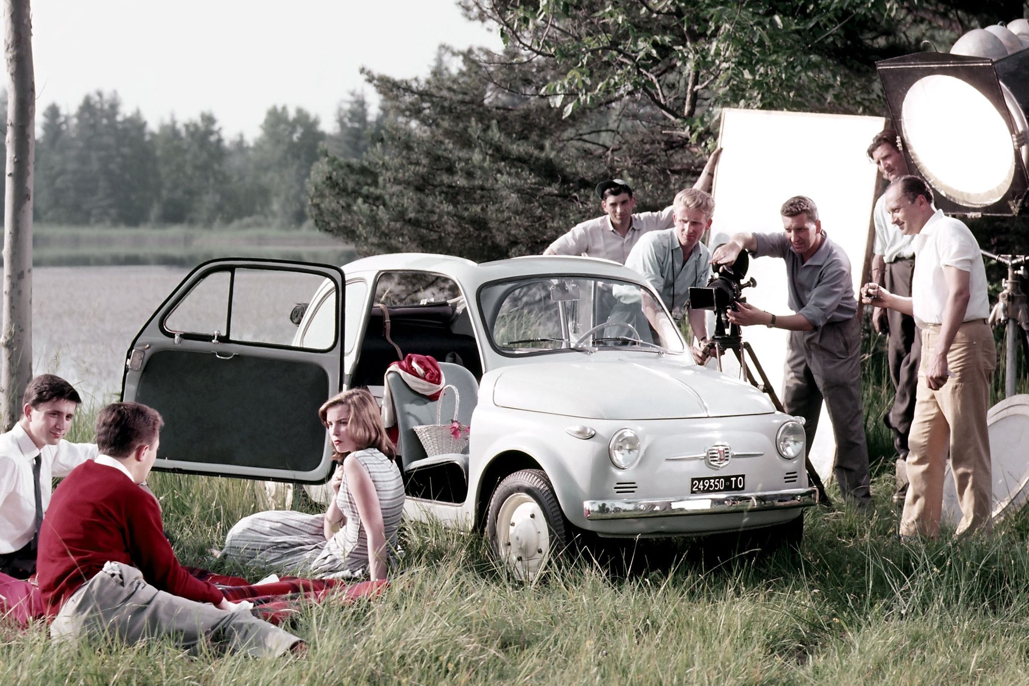 Wczesny Fiat 500 Nuova z drzwiami otwieranymi pod wiatr