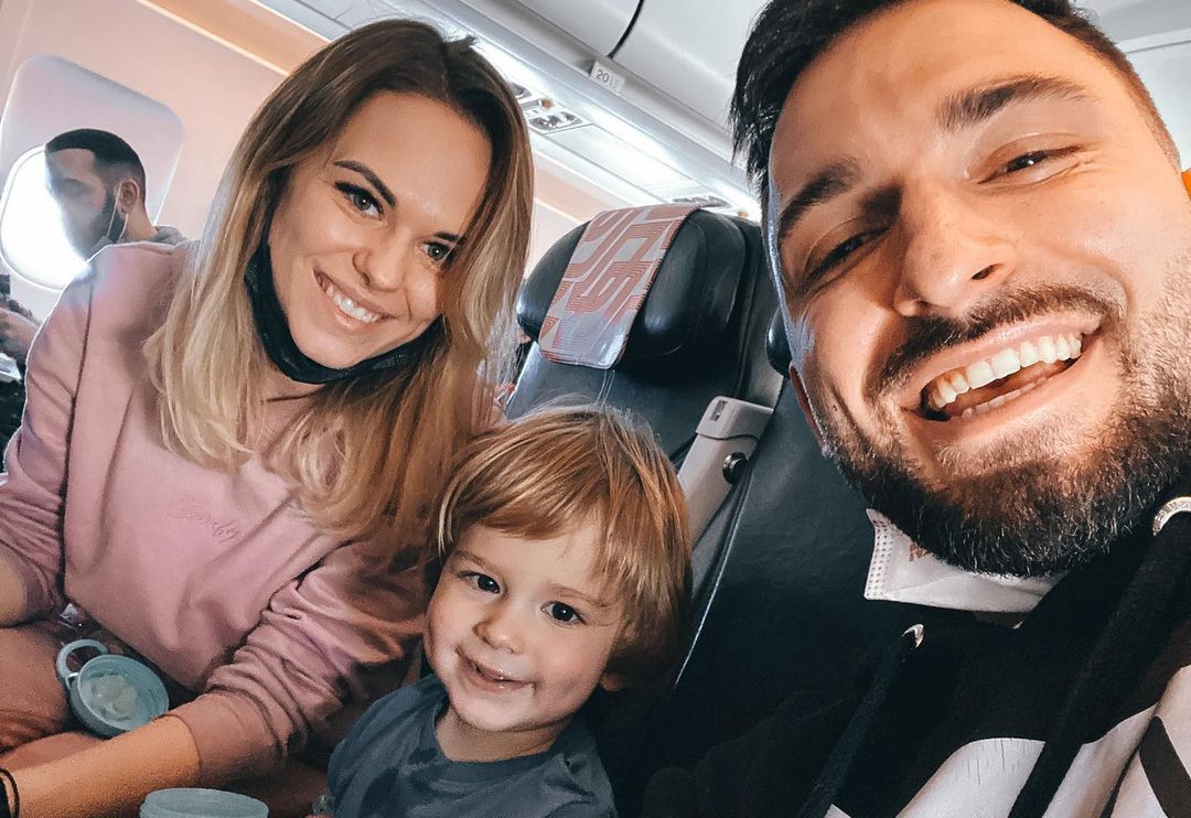 Na zdjęciu: Rafał Maślak z rodziną