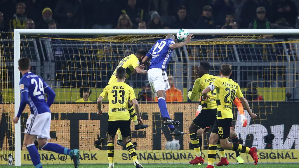 Naldo strzela gola w meczu z Borussią Dortmund