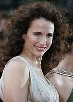 Andie MacDowell wśród samochodów