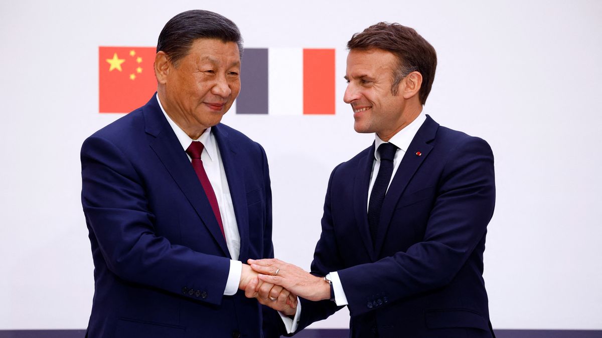 French President Emmanuel Macron (R) shakes hands with China's President Xi Jinping after a joint statement at the Elysee Palace in Paris, France, 06 May 2024, during the Chinese president's two-day state visit to the country. EPA/Sarah Meyssonnier / POOL MAXPPP OUT Dostawca: PAP/EPA.