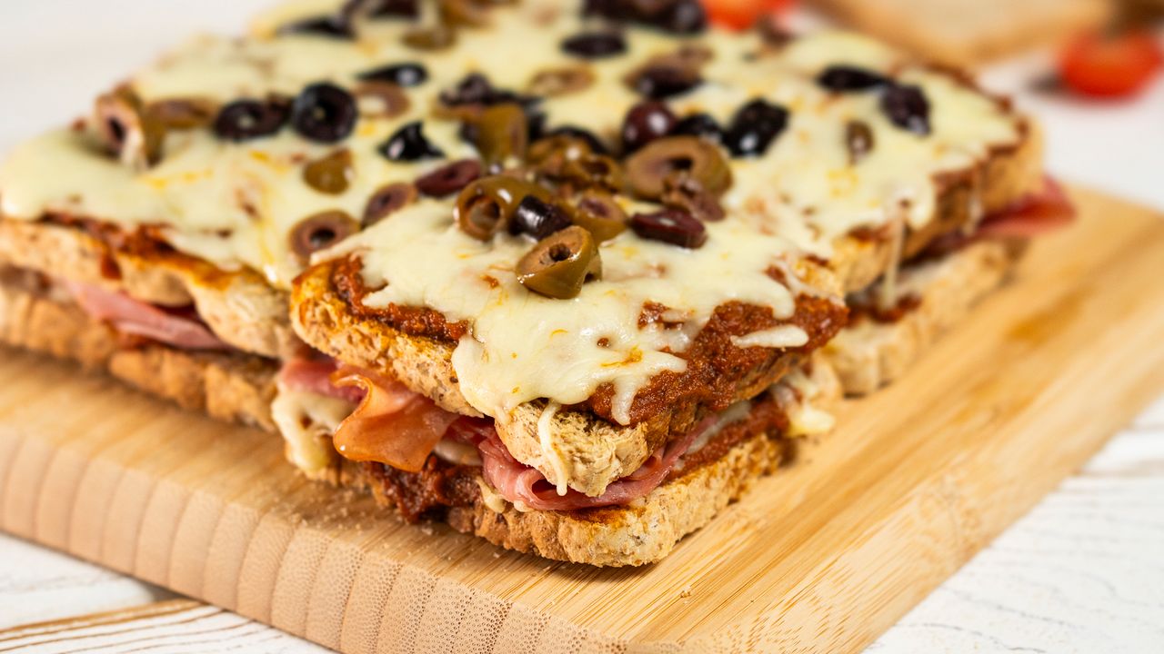 Chrupiąca pizza z dużą ilością mięsa bez wyrabiania ciasta. Zrobisz ją w mgnieniu oka