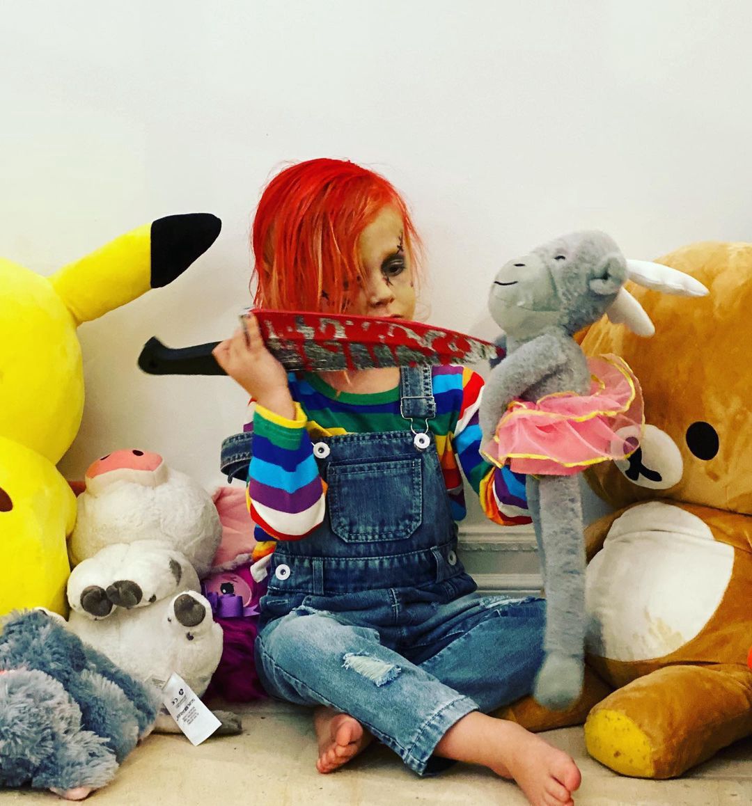 Chcąc "wesprzeć" grającą w horrorze koleżankę, Tori Spelling obfotografowała synka odtwarzającego postać laleczki Chucky