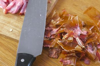 Czy można bezpiecznie jeść skórkę z kiełbasy? Wielu wciąż się zastanawia