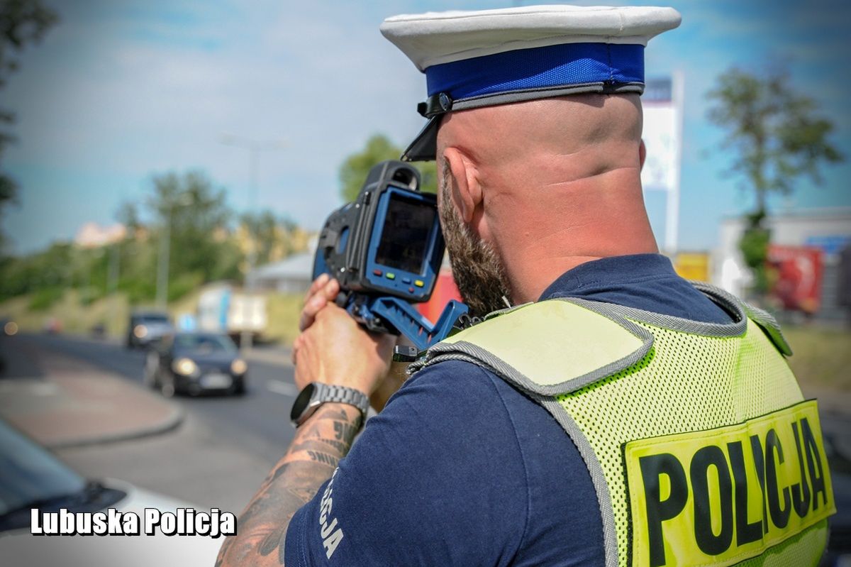 "Długimi" ostrzegała przed kontrolą. Policjant wyjaśnił, czemu nie powinna tego robić