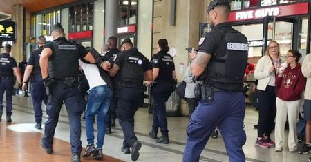 Odcięte palce, pęknięta czaszka. Brutalna bójka w paryskim metrze