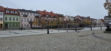 Ruszyło rozbetonowanie Starego Rynku w Płocku. Plac przed ratuszem przejdzie metamorfozę