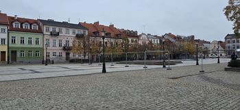 Ruszyło rozbetonowanie Starego Rynku w Płocku. Plac przed ratuszem przejdzie metamorfozę