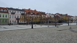 Ruszyło rozbetonowanie Starego Rynku w Płocku. Plac przed ratuszem przejdzie metamorfozę