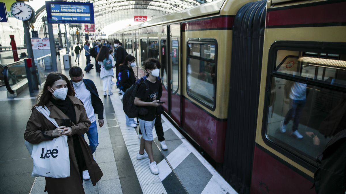 BERLIN, GERMANY - AUGUST 11: Commuters crowd onto an S-Bahn train at Alexanderplatz during a railway strike which is affecting the local commuter train system as well as intercity travel on August 11, 2021 in Berlin, Germany. The GDL union of train drivers, which is in a dispute with German state rail carrier Deutsche Bahn, launched a nationwide strike at 2am today that will continue for 48 hours. Deutsche Bahn has announced that only a quarter of its passenger trains will continue to run during the strike. (Photo by Carsten Koall/Getty Images)
