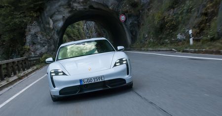 Porsche Taycan crossoverem? Wyciekły zdjęcia nowej wersji